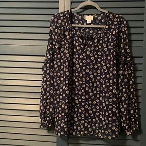 Blouse covered in violets.